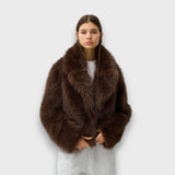 Illia – Krótki płaszcz z syntetycznego futra z oversize'owym kołnierzem