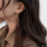 Elwira – Długie kolczyki w kształcie fali